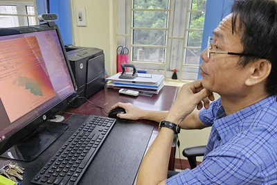 Cán bộ cập nhật tình hình khí tượng, thủy văn.