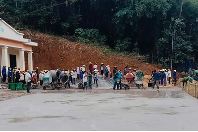 Bộ đội Biên phòng cùng nhân nhân bản Chiềng Căm, xã Hiền Kiệt thi công, láng nền sân nhà văn hóa.