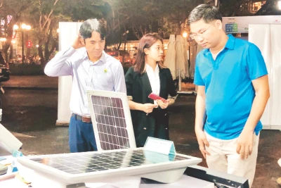 Người tiêu dùng Hà Nội tìm hiểu về sản phẩm tấm pin năng lượng mặt trời.