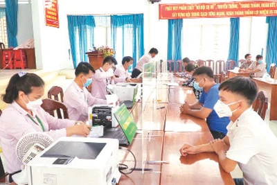 Cán bộ Ngân hàng Chính sách xã hội Tây Ninh làm thủ tục cho người dân huyện Bến Cầu vay vốn phát triển kinh tế.