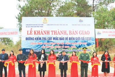 Lãnh đạo các đơn vị cắt băng khánh thành công trình đường kiểm tra cột mốc biên giới số 1232. (Ảnh Ngọc Hiếu)