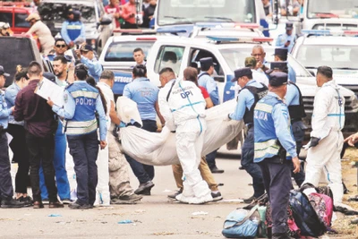 Lực lượng cứu hộ có mặt tại hiện trường vụ tai nạn ở Honduras.