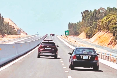  Đường cao tốc Khánh Hòa-Cam Lâm vừa được đưa vào sử dụng. ( Ảnh Thanh Tùng )