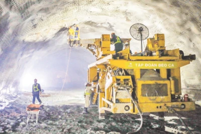 Tập đoàn Đèo Cả huy động phương tiện, nhân lực thi công hầm Núi Vung trên đoạn cao tốc Cam Lâm-Vĩnh Hảo.