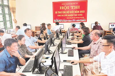 Các đồng chí bí thư chi bộ tham gia dự thi tại điểm cầu thị trấn Hùng Sơn (tỉnh Thái Nguyên). (Ảnh Hải Hằng)