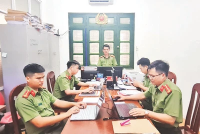 Cán bộ, chiến sĩ đơn vị Phòng, chống tội phạm sử dụng công nghệ cao truy xét tội phạm.