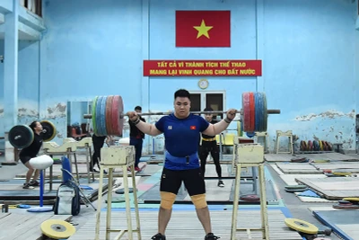 Vận động viên Đội tuyển Cử tạ tích cực tập luyện chuẩn bị cho SEA Games 32. (Ảnh MỸ HÀ)