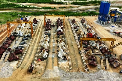 Đúc khối phá sóng Rakuna bằng bê-tông cốt thép theo công nghệ Nhật Bản để xây dựng đê chắn sóng cảng Liên Chiểu (Đà Nẵng). (Ảnh THANH TÙNG)