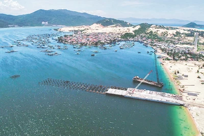 Vịnh Vân Phong có tiềm năng trở thành cảng trung chuyển quốc tế.