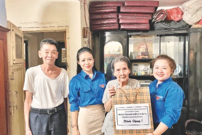 Bí thư Đoàn phường Thanh Xuân Bắc Lê Trà My (ngoài cùng bên phải) và các đoàn viên đến tặng quà gia đình chính sách trên địa bàn phường.