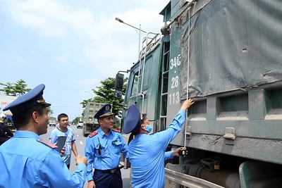 Thanh tra giao thông Hà Nội kiểm tra phương tiện cơi nới thành thùng, chở quá tải trên đường Lý Thánh Tông, huyện Gia Lâm. (Ảnh LÊ KHÁNH)