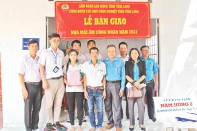 Bàn giao “mái ấm Công đoàn” cho gia đình chị Thạch Thị Thu ở xã Phú Thịnh, huyện Tam Bình, tỉnh Vĩnh Long. 