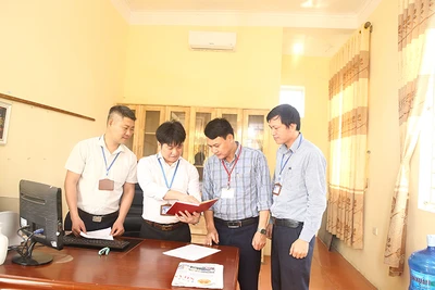 Trao đổi nghiệp vụ công tác kiểm tra, giám sát ở cơ sở tại Đảng ủy xã Lão Hộ, huyện Yên Dũng, Bắc Giang. (Ảnh Quốc trường)