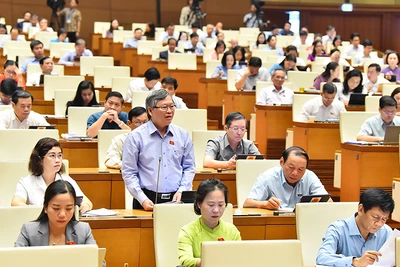 Đại biểu Quốc hội tỉnh Kon Tum phát biểu thảo luận dự thảo Luật Lực lượng tham gia bảo vệ an ninh, trật tự ở cơ sở. (Ảnh THỦY NGUYÊN)