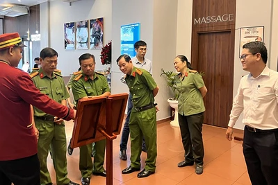 Kiểm tra việc thực hiện Luật Phòng, chống tác hại của thuốc lá và xây dựng môi trường không khói thuốc tại một số nhà hàng, khách sạn ở thành phố Long Xuyên, tỉnh An Giang. (Ảnh HẢI TRƯỜNG)