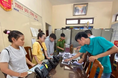 Công an thị xã Hương Trà, tỉnh Thừa Thiên Huế khởi tố vụ án, khởi tố bị can đối với các đối tượng trong đường dây giả danh nhân viên ngân hàng lừa đảo chiếm đoạt tài sản qua internet. (Ảnh Việt Hương)