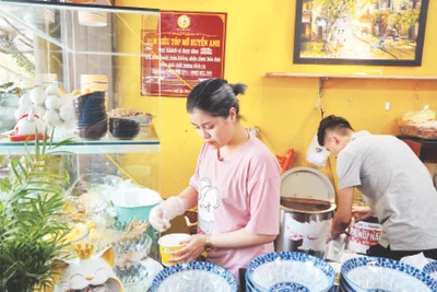 Nhờ tấm lòng nhân ái của chị Vũ Thu Huyền, chủ quán Bún riêu cua Huyền Anh, hàng trăm người lao động nghèo, người có hoàn cảnh khó khăn được ăn uống đủ đầy hơn và bớt đi những gánh nặng về mặt tài chính.