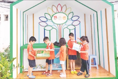 Các em học sinh thực hiện phân loại rác tái chế.