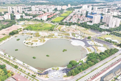 Công viên Long Biên, công trình vừa được cải tạo nâng cấp khang trang, sạch đẹp. (Ảnh MẠNH QUÂN)