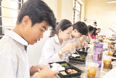 Các suất cơm miễn phí của tuổi trẻ huyện Ứng Hòa phục vụ các thí sinh.