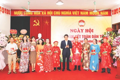 Tôn vinh các gia đình có nhiều đóng góp trong phong trào thi đua yêu nước tại Ngày hội Đại đoàn kết toàn dân tộc trên địa bàn quận Nam Từ Liêm.