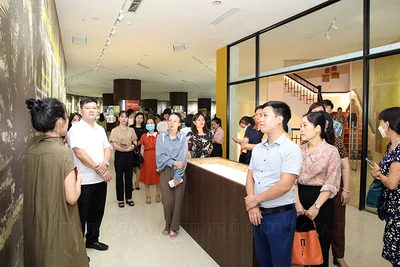 Tham quan khu trưng bày tài liệu tiếng Pháp “Quá khứ trong tầm mắt”, tại Trung tâm Lưu trữ quốc gia I. (Ảnh TTLT quốc gia I)