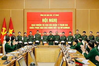 Thiếu tướng Hà Như Lợi chúc các đồng chí lên đường làm nhiệm vụ tại Myanmar mạnh khỏe và thành công.