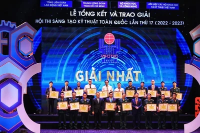 Chủ nhiệm Ủy ban Khoa học, Công nghệ và Môi trường của Quốc hội Lê Quang Huy và Chủ tịch Liên hiệp các Hội Khoa học và Kỹ thuật Việt Nam Phan Xuân Dũng trao giải Nhất cho các tác giả và nhóm tác giả.