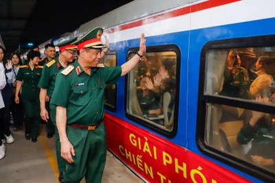 Thượng tướng Nguyễn Văn Nghĩa, Phó Tổng Tham mưu trưởng Quân đội nhân dân Việt Nam, Trưởng Tiểu ban Diễu binh, diễu hành Bộ Quốc phòng ra ga tiễn đoàn.