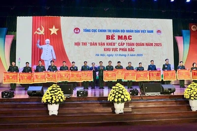 Các đồng chí Ủy viên Trung ương Đảng: Phạm Tất Thắng, Phó Trưởng Ban Tuyên giáo và Dân vận Trung ương; Trung tướng Thái Đại Ngọc, Phó Tổng Tham mưu trưởng Quân đội nhân dân Việt Nam trao Cờ thi đua tặng 15 đơn vị đoạt Giải xuất sắc.