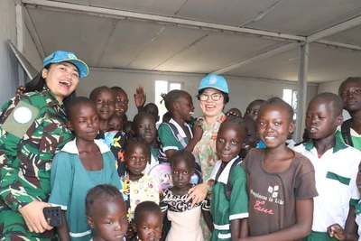 Trưởng phòng điều phối quân dân sự Phái bộ UNISFA chụp ảnh lưu niệm cùng học sinh Trường tiểu học Abyie.