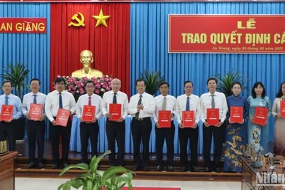 Lãnh đạo tỉnh An Giang trao quyết định cho các cán bộ.