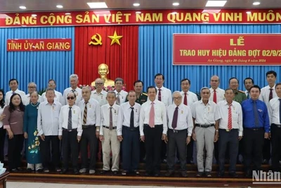 Lãnh đạo tỉnh An Giang chụp ảnh lưu niệm cùng các đảng viên cao niên tuổi Đảng.
