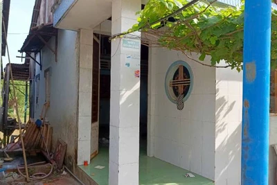 Một trong 10 căn nhà bị sạt lở chủ hộ phải đi ở tạm.