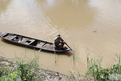 Người dân khi phát hiện đánh bắt cá bằng xung điện đã gọi báo ngành chức năng xử lý.