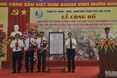 Lãnh đạo tỉnh An Giang trao Nghị quyết của Ủy ban Thường vụ Quốc hội và trao hoa chúc mừng Đảng bộ phường Mỹ Xuyên.