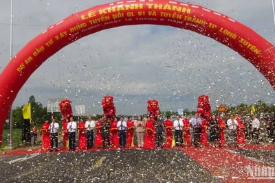 Các đại biểu cắt băng khánh thành nối quốc lộ 91 và tuyến tránh Long Xuyên.