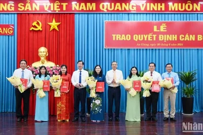 An Giang trao quyết định điều động các cán bộ