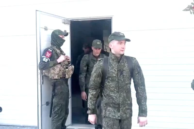 Các quân nhân Nga trở về nhà sau đợt trao đổi tù binh (Nguồn: Bộ Quốc phòng Nga)