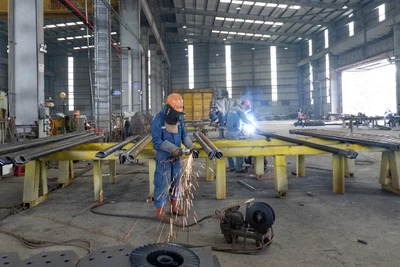 Gấp rút sản xuất cột thép để bàn giao trên công trường. (Ảnh: LÊ CHI)