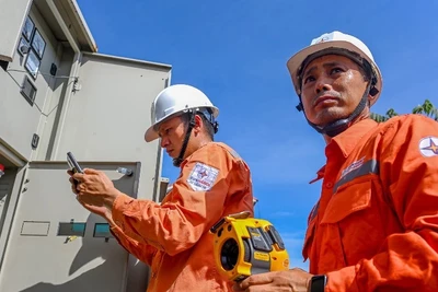 Công nhân kiểm tra hệ thống tủ điện. (Ảnh: EVN)