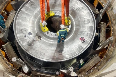 Bánh xe công tác đã được hạ đặt thành công vào vị trí. (Ảnh: EVN)