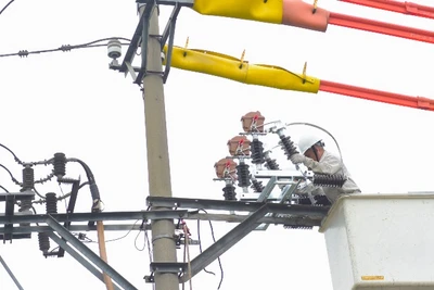 Công nhân Hotline đang thi công trên lưới. (Ảnh: EVNHANOI)