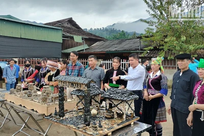 Những tác phẩm được làm từ đá cuội thu hút đông đảo người xem tại Lễ hội mừng cơm mới xã Ngọc Chiến.