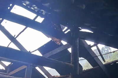 Mưa đá, gió lốc đã làm tốc mái nhà người dân tại bản Cút, xã Mường Giôn, huyện Quỳnh Nhai. (Ảnh: HOÀNG HỌC)