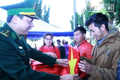 Lãnh đạo Bộ Chỉ huy Bộ đội Biên phòng tỉnh Sơn La tặng Cờ Tổ quốc, cờ Đảng cho 9 bản xã Chiềng Khừa.