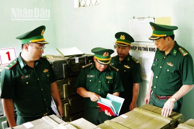 Kiểm tra vũ khí sẵn sàng chiến đấu tại Đồn Biên phòng Chiềng On.