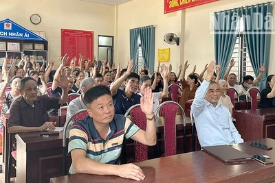 Nhân dân tổ 6, phường Tô Hiệu, thành phố Sơn La biểu quyết nhất trí phương án sắp xếp, tổ chức lại đơn vị hành chính cấp xã.