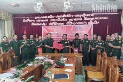 Đại diện lãnh đạo hai bên ký các bản ghi nhớ tại cuộc hội đàm.