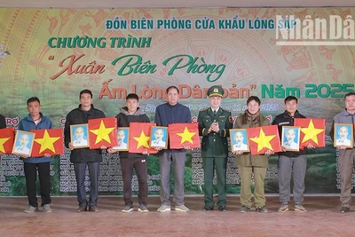 Tặng cờ Tổ quốc và ảnh Bác Hồ cho các bản của xã biên giới Lóng Sập, Chiềng Khừa, thị xã Mộc Châu.